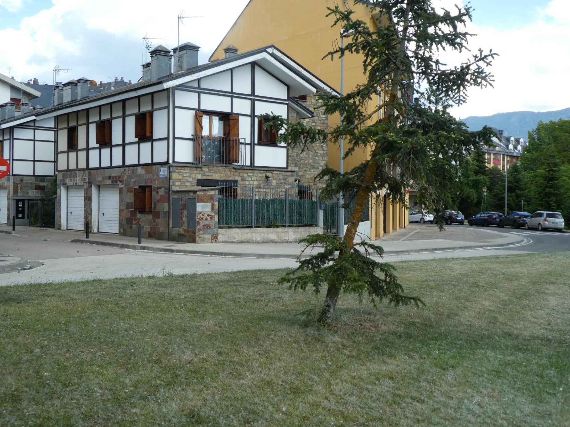 Casa Con Jardin Frente Ciudadela Villa Хака Екстериор снимка